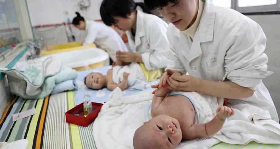 الصين ستسمح للعائلات بإنجاب ثلاثة أطفال