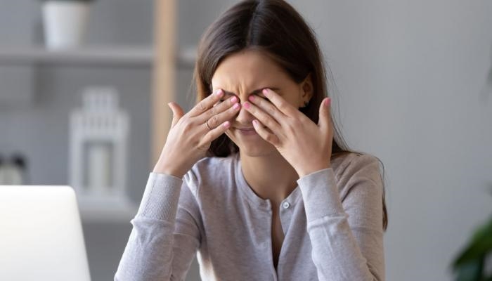 تحذير طبي: عادة يومية شائعة تهدد سلامة القرنية والرؤية