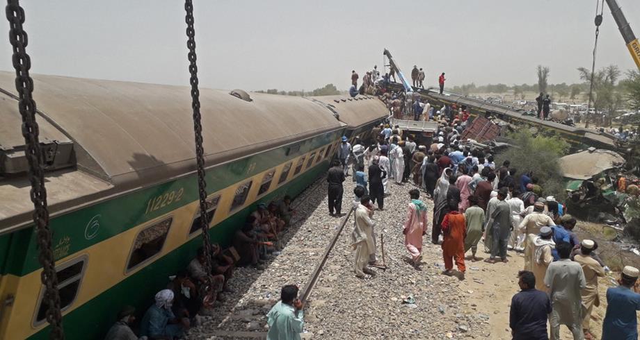 30 قتيلا على الأقل في حادث قطار في باكستان