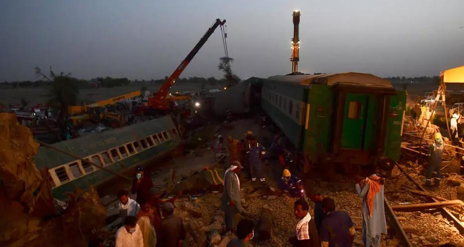 63 قتيلا في حادث القطار في باكستان حسب حصيلة جديدة