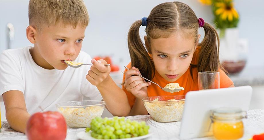 دراسة : مشاهدة التلفزيون أثناء تناول الطعام تؤثر سلبا على القدرات اللغوية للأطفال