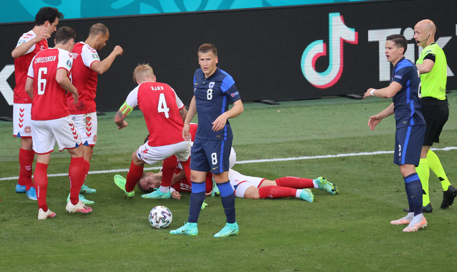 فيديو.. سقوط مفاجئ لكريستيان إريكسن وتوقف مباراة الدنمارك ضد فنلندا
