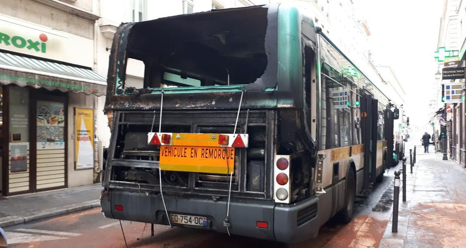 Un bus prend feu en plein centre de Paris sans faire de victimes