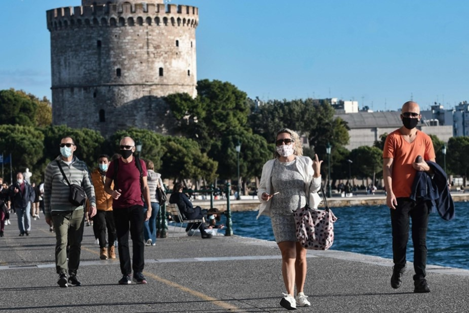 Grèce: le port du masque à l'extérieur n'est plus obligatoire