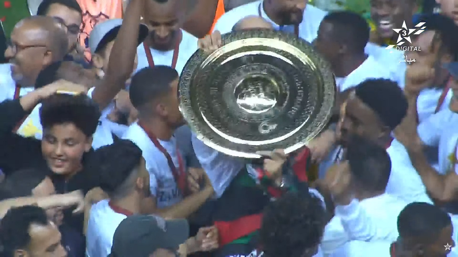 لحظة تتويج الجيش الملكي بدرع البطولة الاحترافية