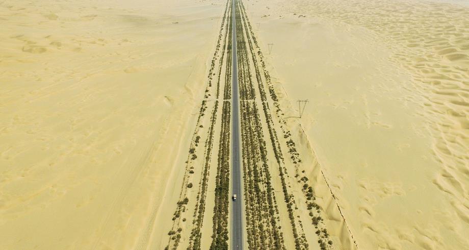الصين تفتتح أطول طريق سريع عابر للصحراء في العالم