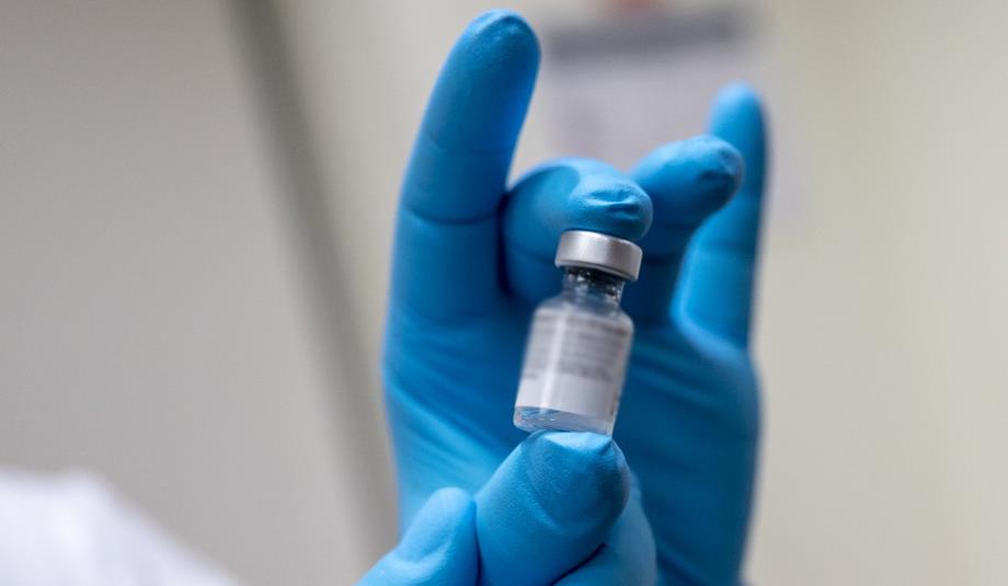 تطعيم 800 شخص بجرعات وهمية من لقاح كورونا في أوغندا