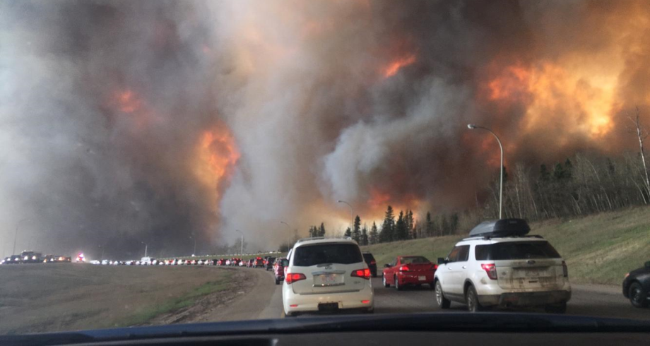 إجلاء مئات السكان من منازلهم في غرب كندا بسبب الحرائق وموجة الحر
