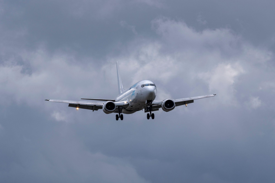 USA: un Boeing 737 cargo se pose d'urgence au large de Honolulu