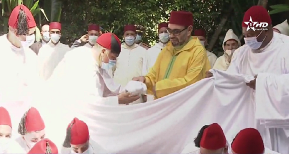Le Roi Mohammed VI, Amir Al-Mouminine, accomplit la prière de l'Aïd Al-Adha et procède au rituel du sacrifice