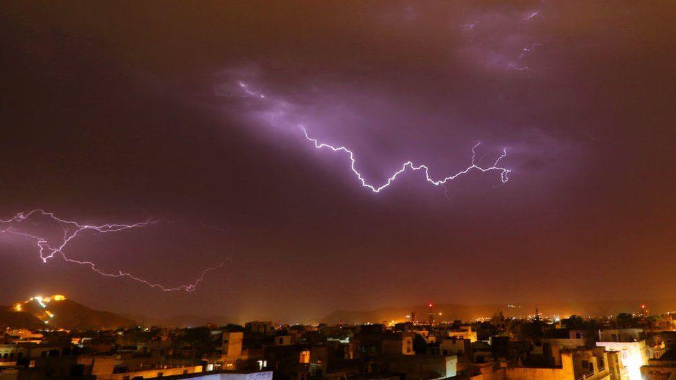 الهند .. مصرع 68 شخصا على الأقل شمال البلاد نتيجة صواعق البرق