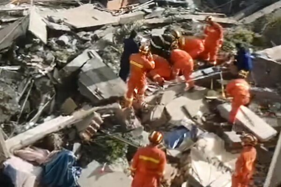 قتيل و10 مفقودين في انهيار فندق بشرق الصين