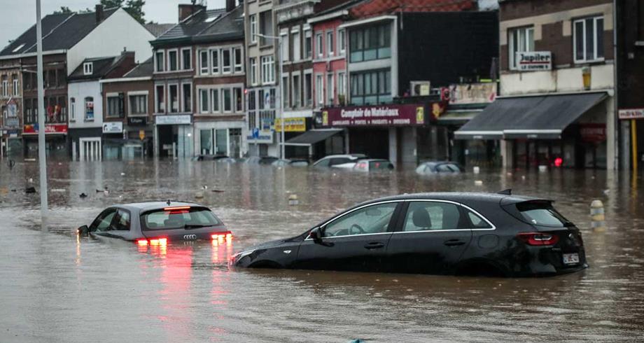 عواصف تودي بنحو 50 شخصا في أوروبا ومسؤولون يعزونها إلى التغير المناخي