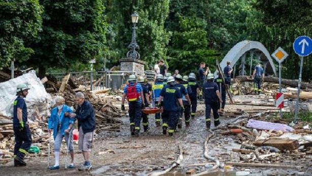 العواصف القوية التي تجتاح غرب أوروبا تودي بحياة 67 شخصا على الأقل