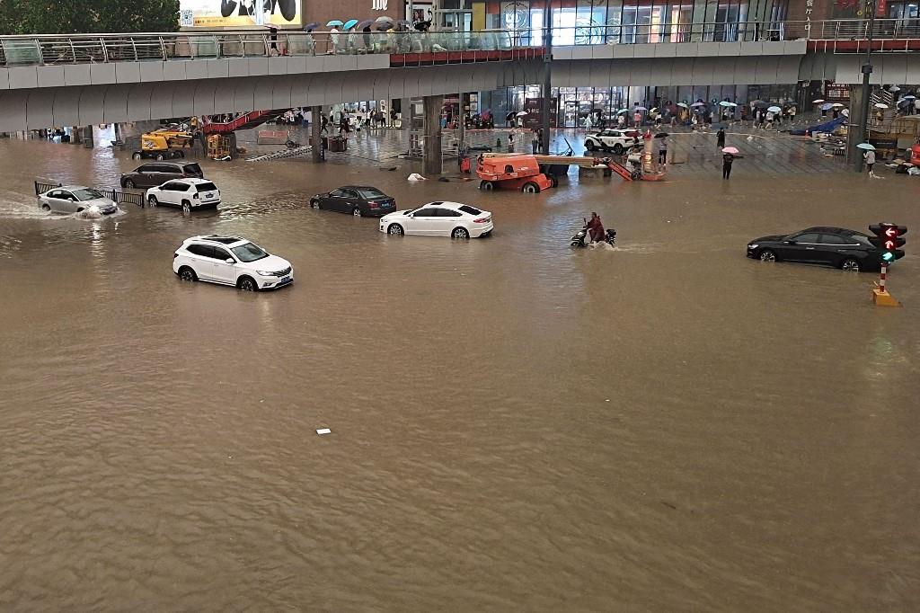 مصرع ما لا يقل عن 12 شخصا وإجلاء 100 ألف آخرين جراء فيضانات اجتاحت مدينة تشنغتشو الصينية