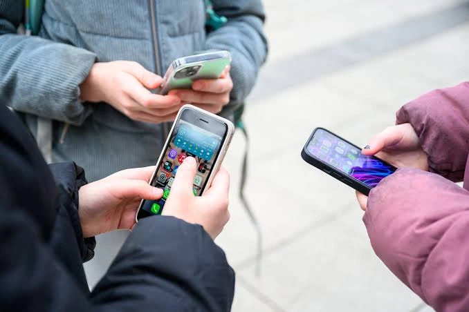 France considers banning social media for those under 15