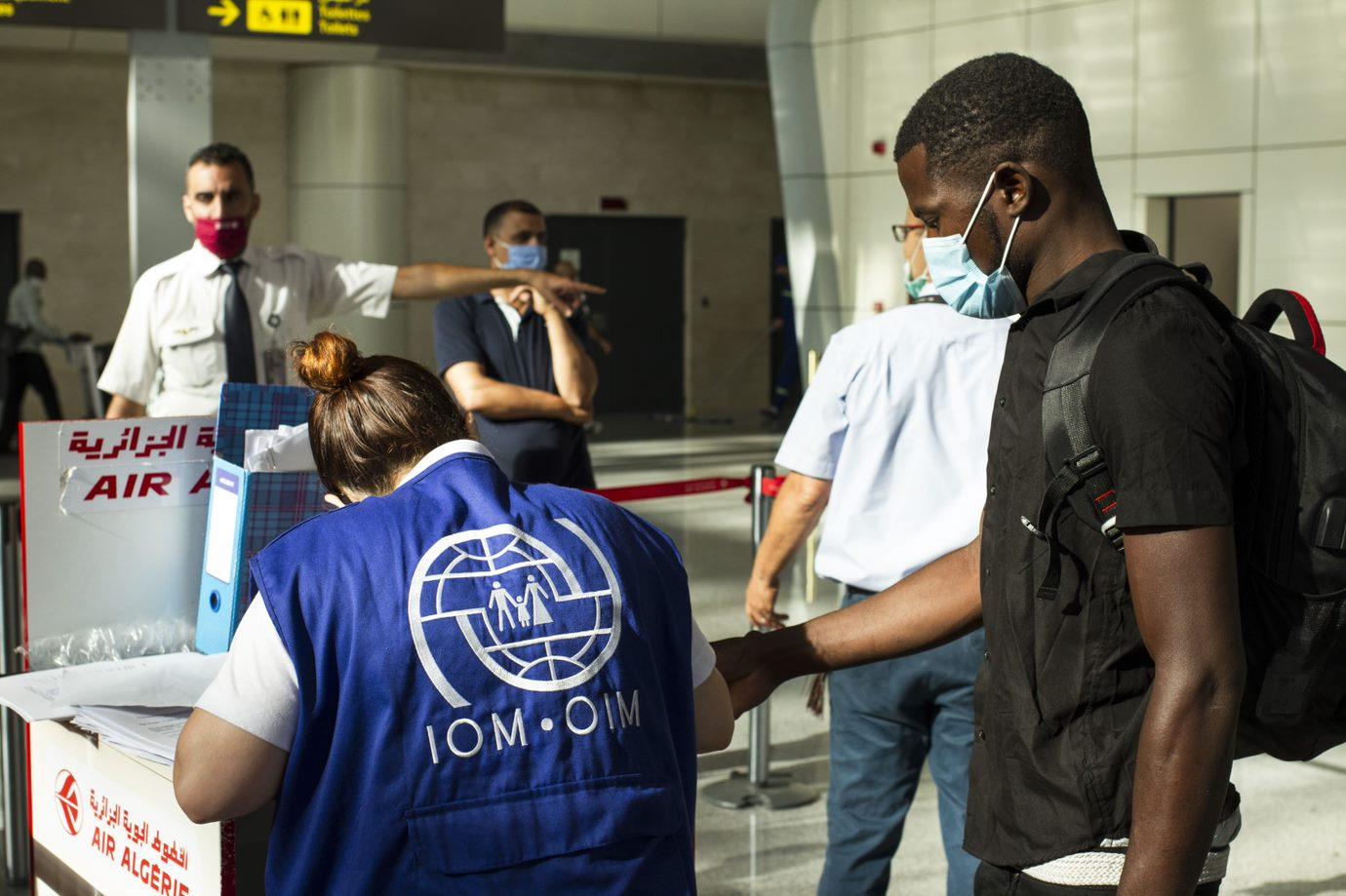 المنظمة الدولية للهجرة تيسر العودة الطوعية لـ 113 مهاجرا من الجزائر إلى بلدانهم الأصلية في غرب إفريقيا