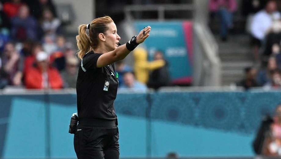 كأس العالم للسيدات.. الحكمة المغربية بشرى كربوبي تقود مباراة أمريكا والفيتنام