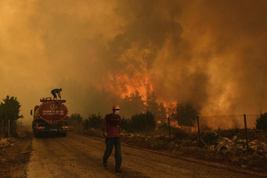 Turquie: Évacuation de touristes et résidents locaux pour fuir les incendies