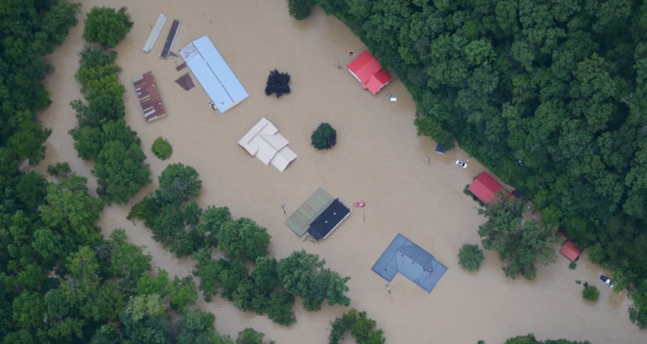 الفيضانات في ولاية كنتاكي الأمريكية .. ارتفاع عدد القتلى إلى ‭37‬