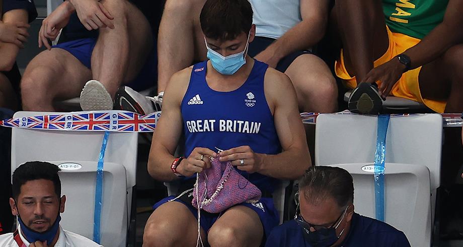 بالصور .. لاعب يحيك الصوف يخطف الأنظار في أولمبياد طوكيو