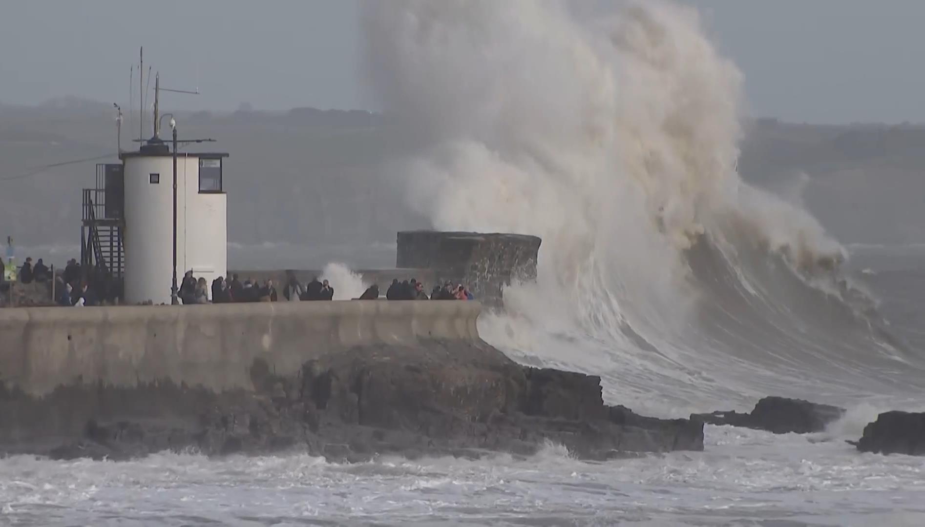 رياح عاتية في عز الصيف.. "فلوريس" تشل المواصلات وتربك بريطانيا رياح عاتية في عز الصيف.. "فلوريس" تشل المواصلات وتربك بريطانيا