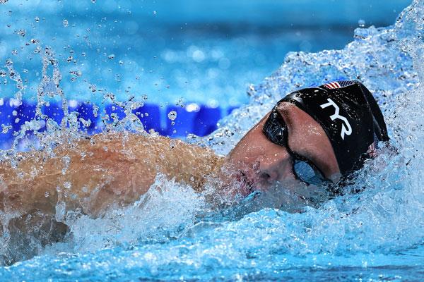 أولمبياد باريس .. السباح الأمريكي فينك يحطم الرقم العالمي ويحتفظ بالذهبية