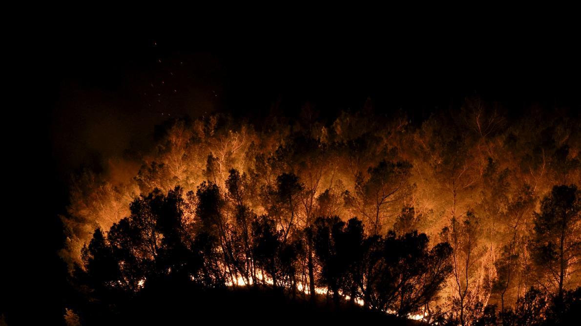 France : 1.500 hectares ravagés par le feu, des centaines de pompiers mobilisés