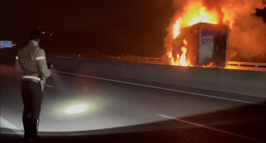 احتراق شاحنة في الطريق السيار على بعد كيلومترات من ميناء طنجة المتوسط