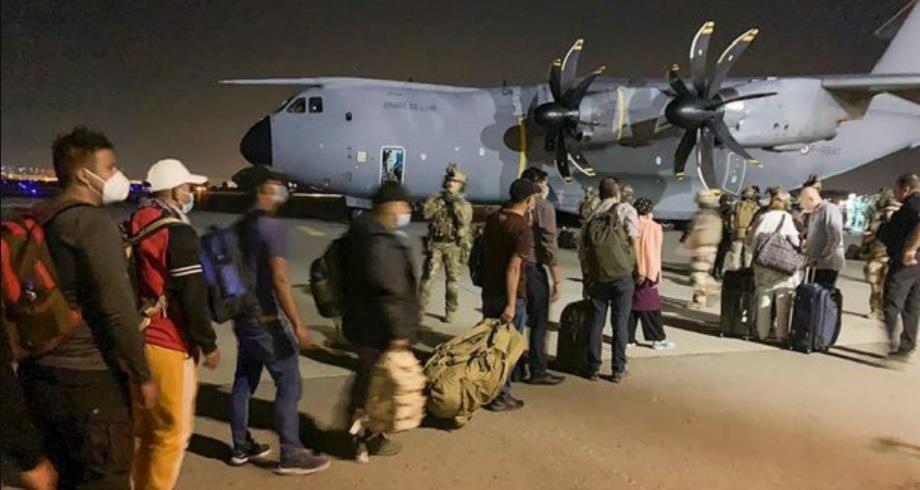 فرنسا تُعلن إنهاء عمليات الإجلاء من أفغانستان إلى باريس