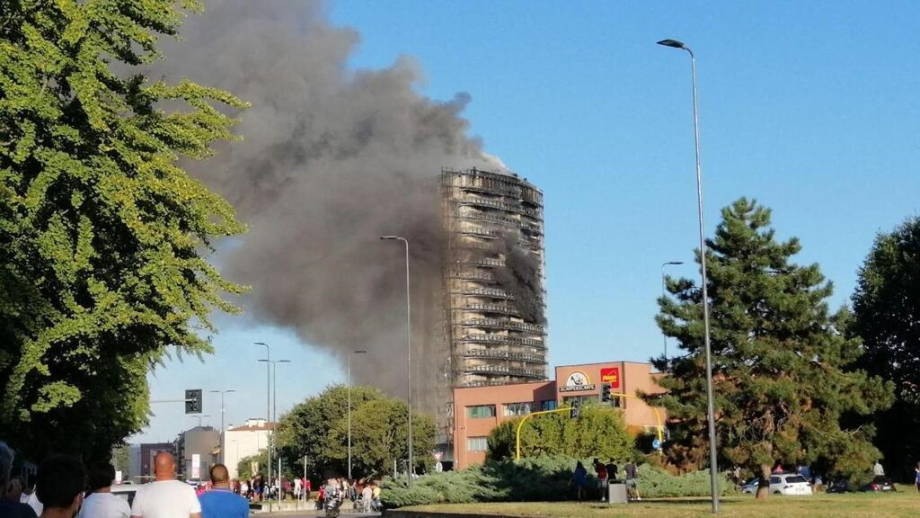 حريق يجتاح مبنى من 20 طابقا في ميلانو