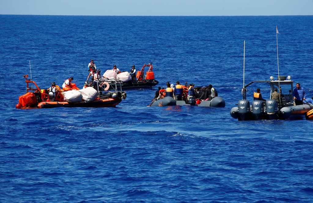 إنقاذ عشرات المهاجرين وانتشال عشرات الجثت في حادث غرق قارب قبالة السواحل الموريتانية