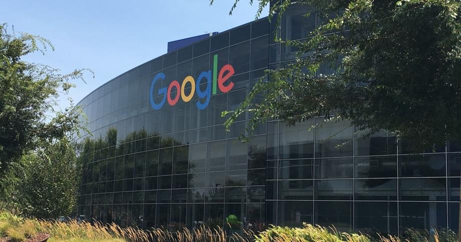 "غوغل" ترجئ العودة إلى مكاتبها إلى مطلع 2022