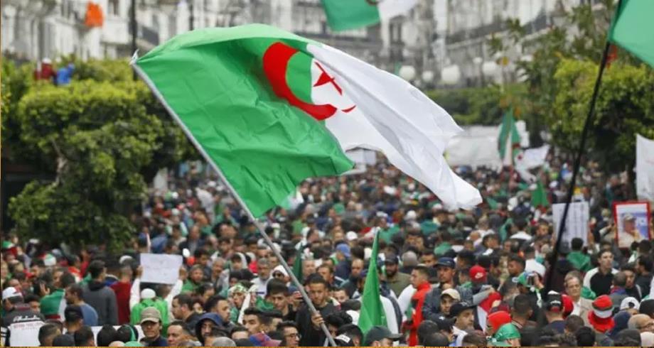 مجلة فرنسية شهيرة : الجزائر على فوهة بركان