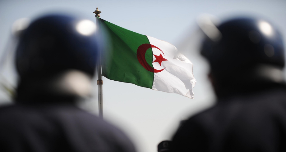 الجزائر .. تجدد المواجهات بين قوات الأمن ومتظاهرين في منطقة القبائل