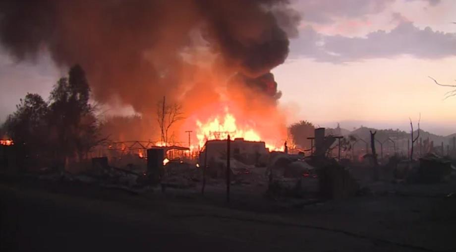 États-Unis : la foudre déclenche des feux de forêts ravageurs en Californie