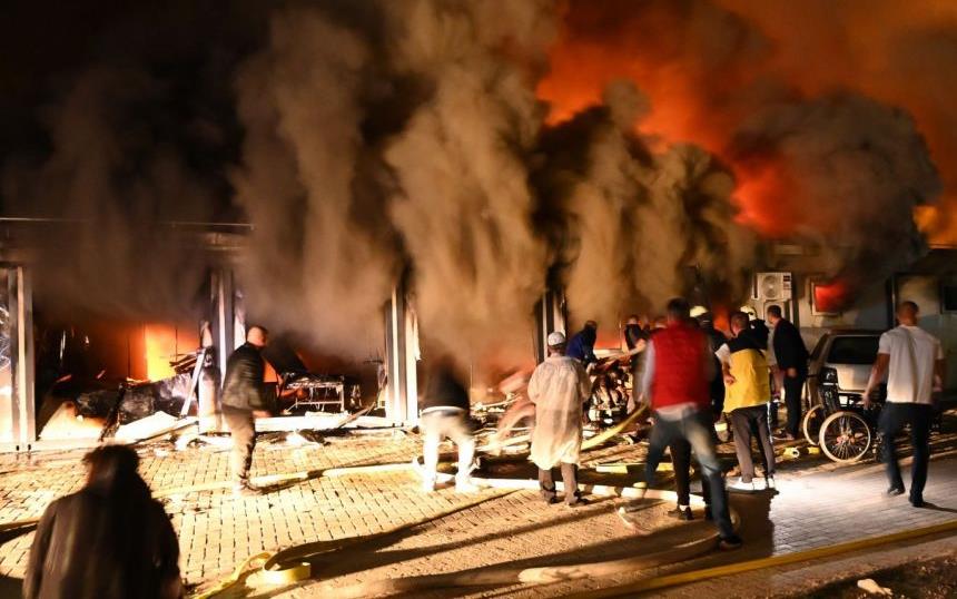 عشرة قتلى على الأقلّ في حريق بمستشفى لعلاج مرضى كوفيد في مقدونيا الشمالية