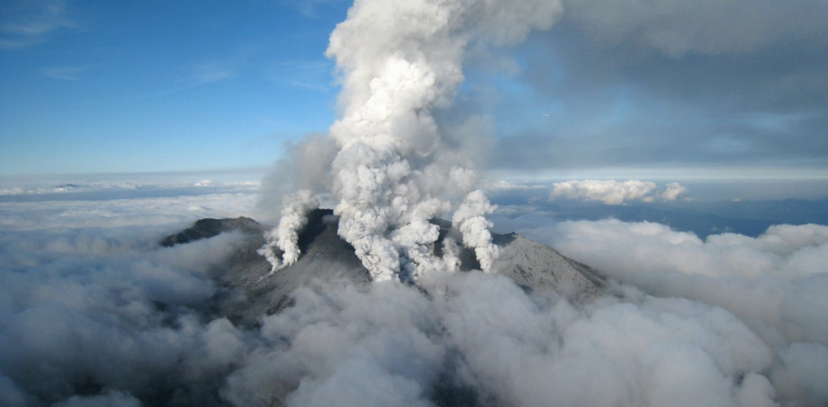 Japon : les autorités lancent une alerte après l'éruption d'un volcan