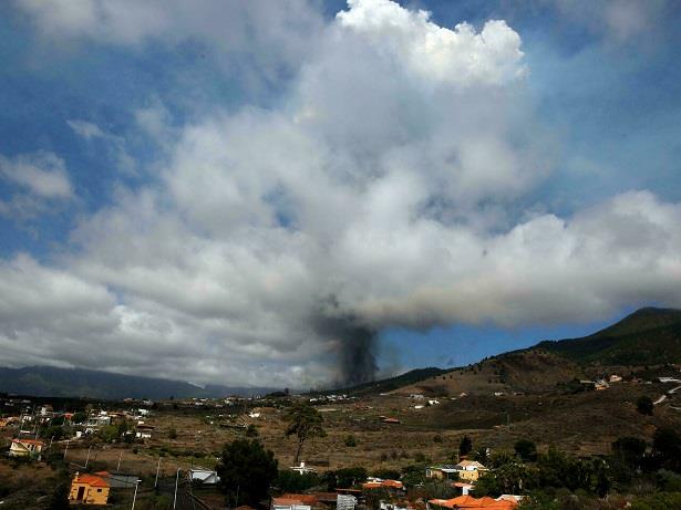 حمم البركان تؤدي لتدمير نحو مائة منزل في جزر الكناري الإسبانية