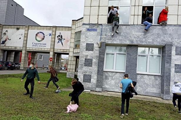 فيديو .. طلاب يلقون أنفسهم من الشبابيك بجامعة روسية أثناء هجوم مسلح