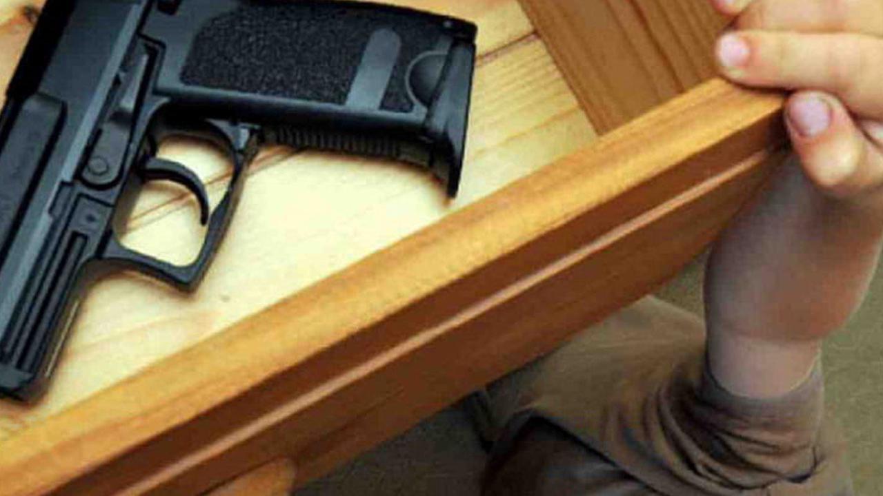 طفل في سن الثانية يقتل نفسه بسلاح وجده في حقيبة أحد الأقرباء في تكساس