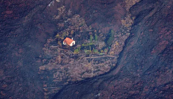 "المنزل المعجزة" .. قصة صمود منزل أمام الحمم البركانية