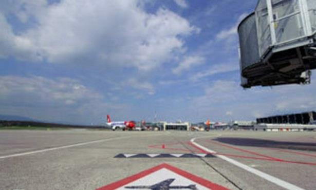 إغلاق مطار جزيرة "لابالما" في الكناري بسبب سحب الرماد البركاني
