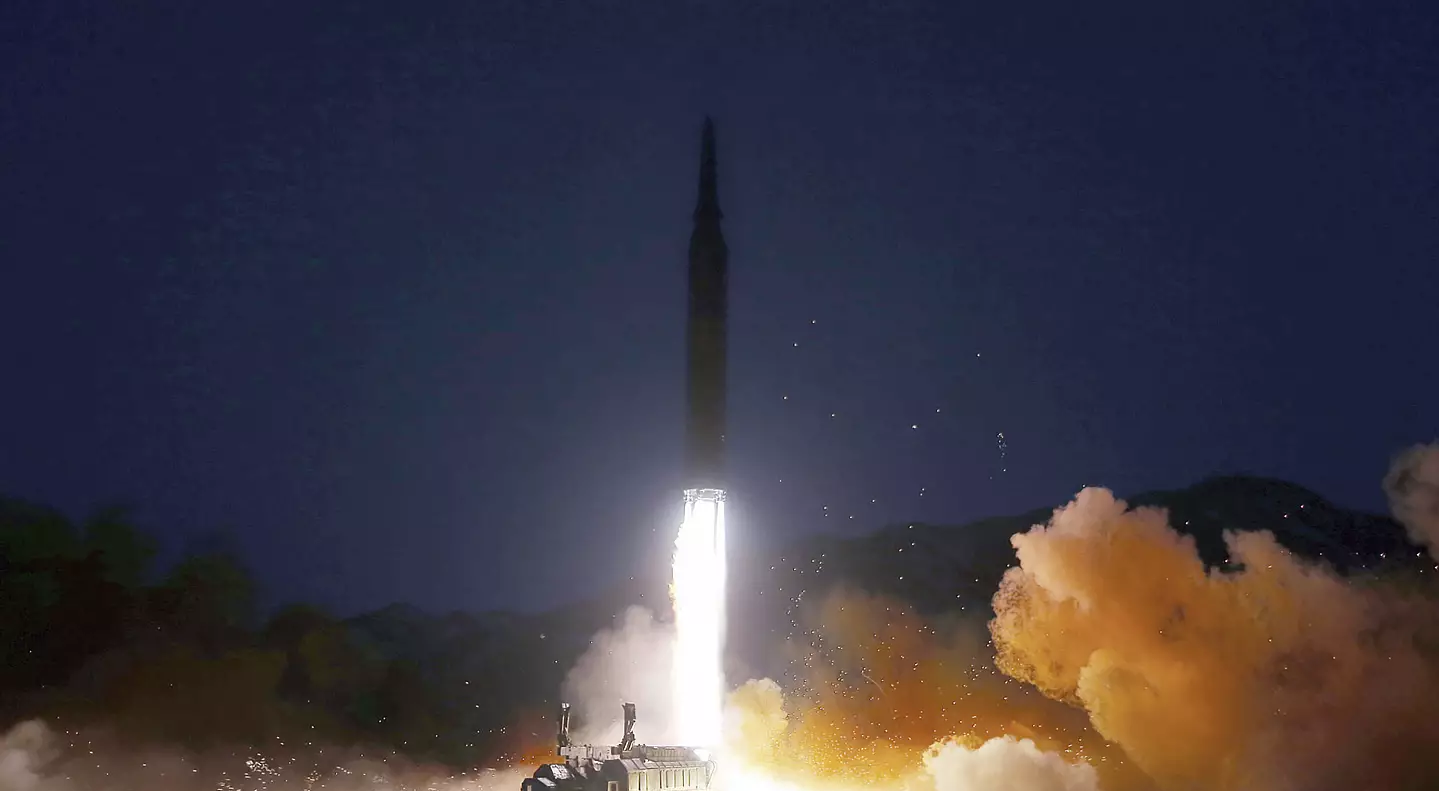 كوريا الشمالية تطلق صاروخا بالستيا في بحر الشرق