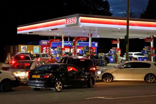 "الشراء بدافع الذعر" يفاقم أزمة الوقود في بريطانيا