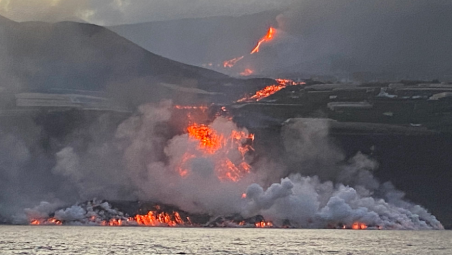 حمم بركان جزيرة لا بالما تصل إلى البحر ومخاوف من انبعاثات سامّة