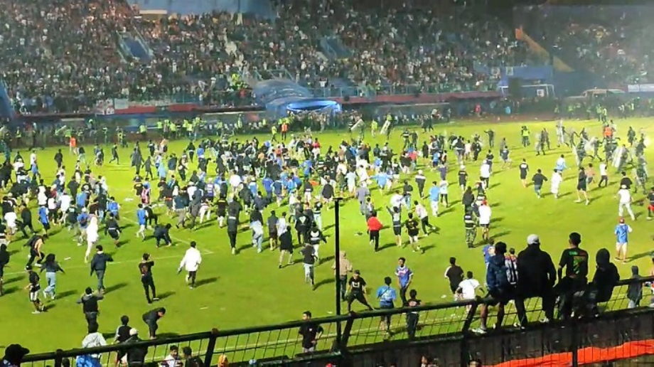 Bousculade dans un stade en Indonésie : Le bilan grimpe à 174 morts