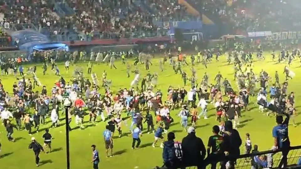 مصرع 174 شخصا جراء أعمال عنف أعقبت مباراة لكرة القدم بأندونيسيا