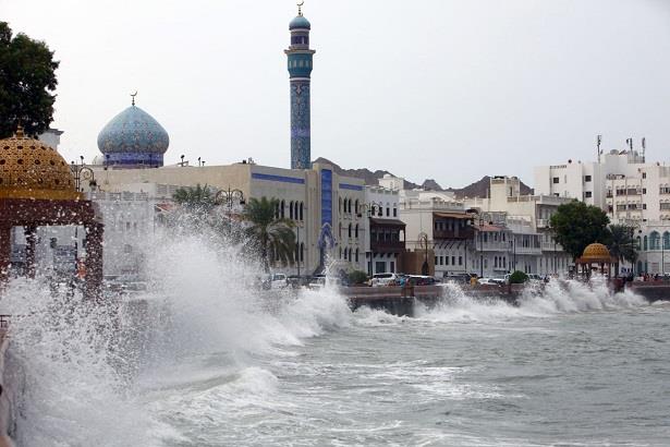 ثلاث وفيات جراء إعصار مداري يضرب سواحل سلطنة عمان