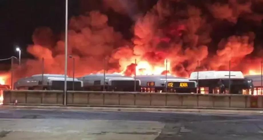 حريق يلتهم 30 حافلة في مستودع بروما